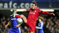 Striker Liverpool, Andy Carroll berusaha menendang bola ke gawang Chelsea pada laga Piala Liga 2011/2012 di Stamford Bridge, London (29/11/2011). Andy Carroll yang hanya membela Liverpool selama satu setengah musim dan tampil dalam 58 laga dengan torehan 4 gol dan 7 assist akhirnya dilepas ke West Ham United pada awal musim 2013/2014 setelah sempat semusim berstatus pinjaman. The Hammers harus merogoh kocek senilai 17,5 juta euro atau kini setara Rp287 miliar. (AFP/Glyn Kirk)