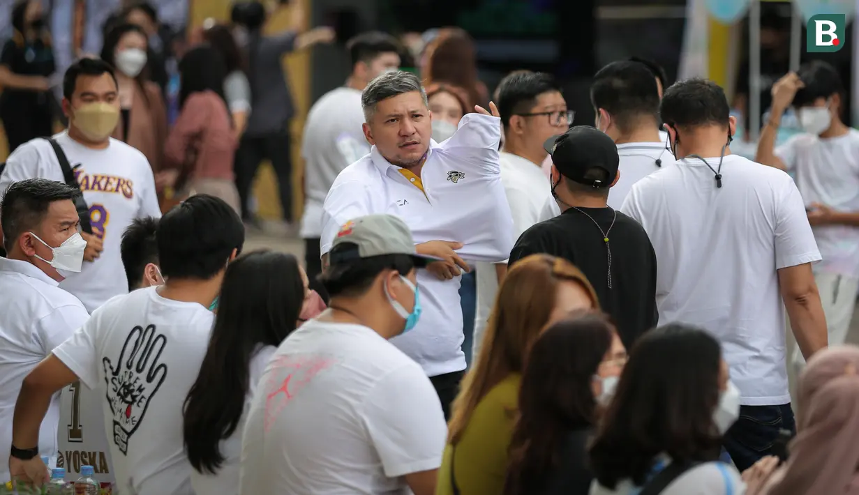 Gading Marten (tengah) ikut mengantri sebelum memasuki Hall Basket Gelora Bung Karno, Senayan, Sabtu (15/01/2022). (Bola.com/Bagaskara Lazuardi)