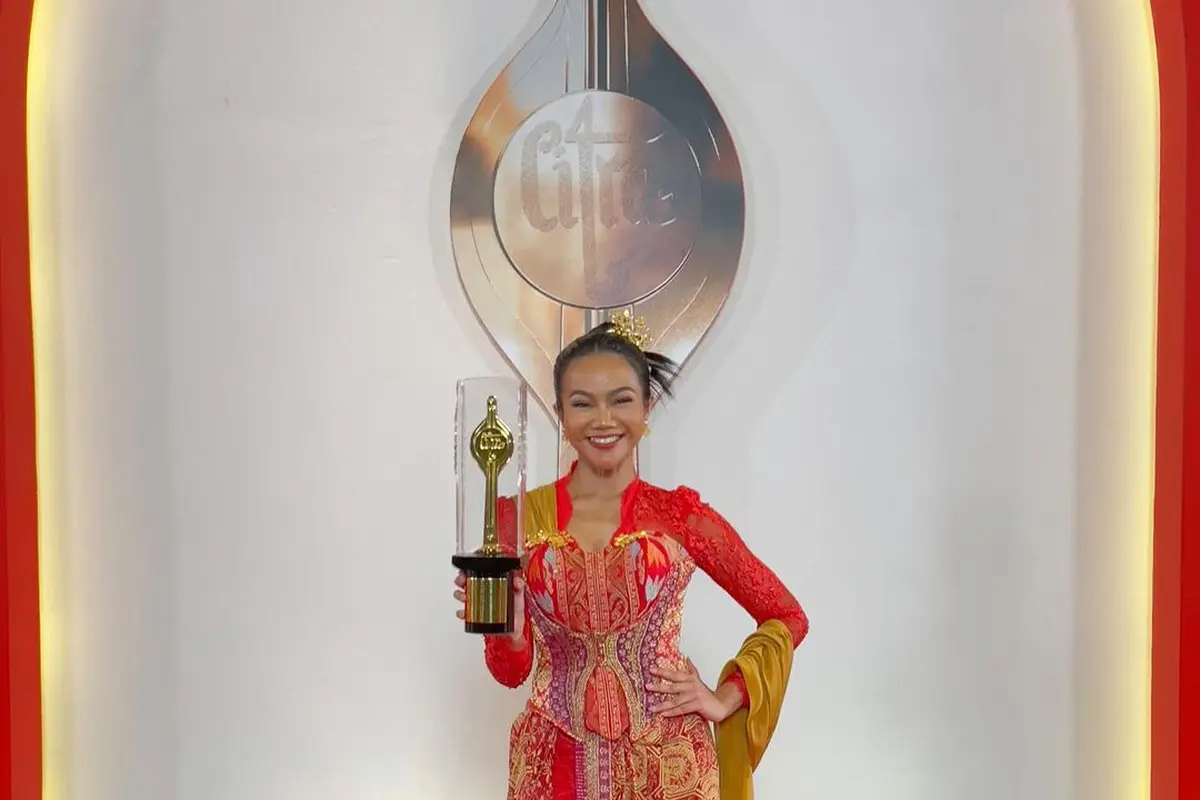 Artis pakai kostum merah di FFI 2023