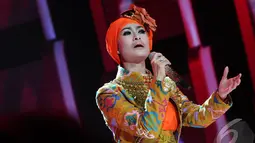 Iis Dahlia yang mengenakan gaun berwarna orange tampil memukau menghibur penonton di Malam Puncak Putri Muslimah Indonesia 2014, TMII, Jakarta, Rabu (28/5/2014) (Liputan 6.com/Andrian M Tunay)
