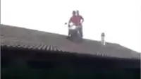 Seorang pengendara motor nekat berkendara di atap rumah (@dampittv)