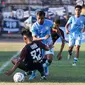 Pemain Persela Lamongan, Zulham Zamrun (tengah), berhasil melewati hadangan pemain Persijap Jepara dalam pertandingan Pegadaian Liga 2 2023/2024 yang berlangsung di Stadion Surajaya, Lamongan, Minggu (10/9/2023) sore WIB. (Bola.com/Abdul Aziz)