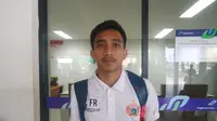 Gelandang Persija Jakarta, Fitra Ridwan, puas dalam laga debutnya dan berharap bisa meningkatkan penampilannya di pertandingan berikut. (Bola.com/Zulfirdaus Harahap)