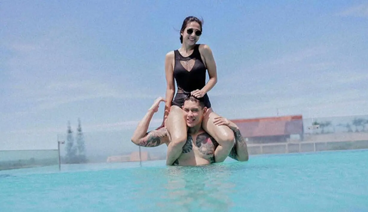 Pemeran 32 tahun ini menambahkan, bahwa julukan itu didapat lantaran pasangan suami istri ini sering melakukan olahraga bersama. Ia juga melihat bahwa julukan hot couple tidak hanya dirinya. (Instagram/andreadianbimo)