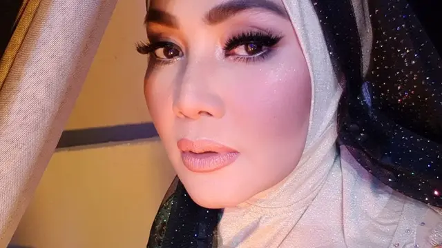 [Bintang] Kebaya Makin Kece dengan Inspirasi Dandanan Dewi Gita yang Super Flawless