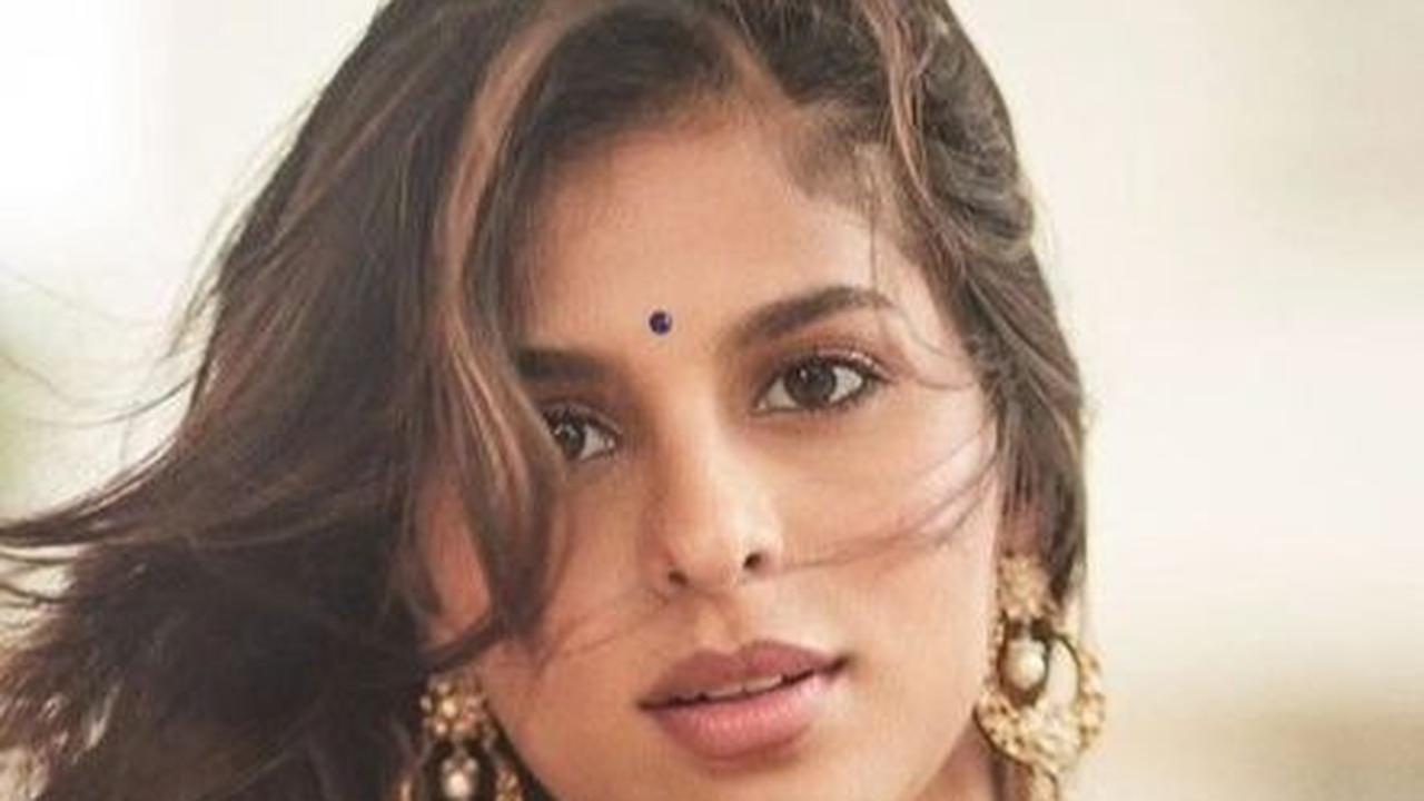 Memakai sari biru, Suhana Khan tampil sangat memesona saat menghadiri acara resmi dengan balutan pakaian tradisional India.