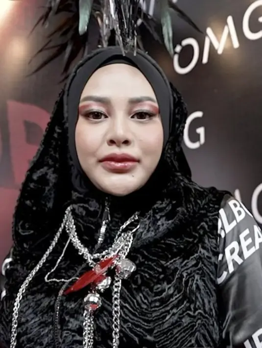 Aurel Hermansyah jadi salah satu pengisi acara untuk sesi Artwear Carnival bersama brand OMG. Aurel pun panen pujian. Aurel mengenakan baju hitam dengan paduan material beludru disertai headpiece bulu yang menambah keunikan gaya. [Foto: Instagram/ Aurel]