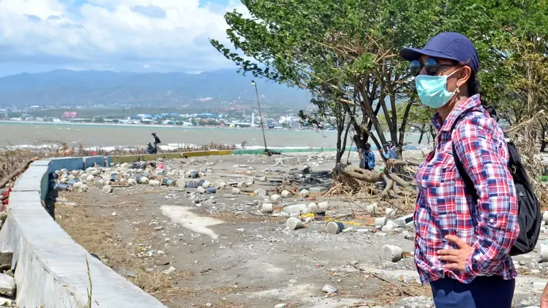 Gaya Menteri Susi Pudjiastuti saat meninjau lokasi pantai yang rusak akibat gempa dan tsunami di Kota Palu. (Istimewa)