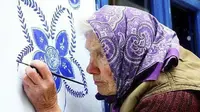 Nenek 90 Tahun Menghabiskan Masa Pensiunnya dengan Melukis