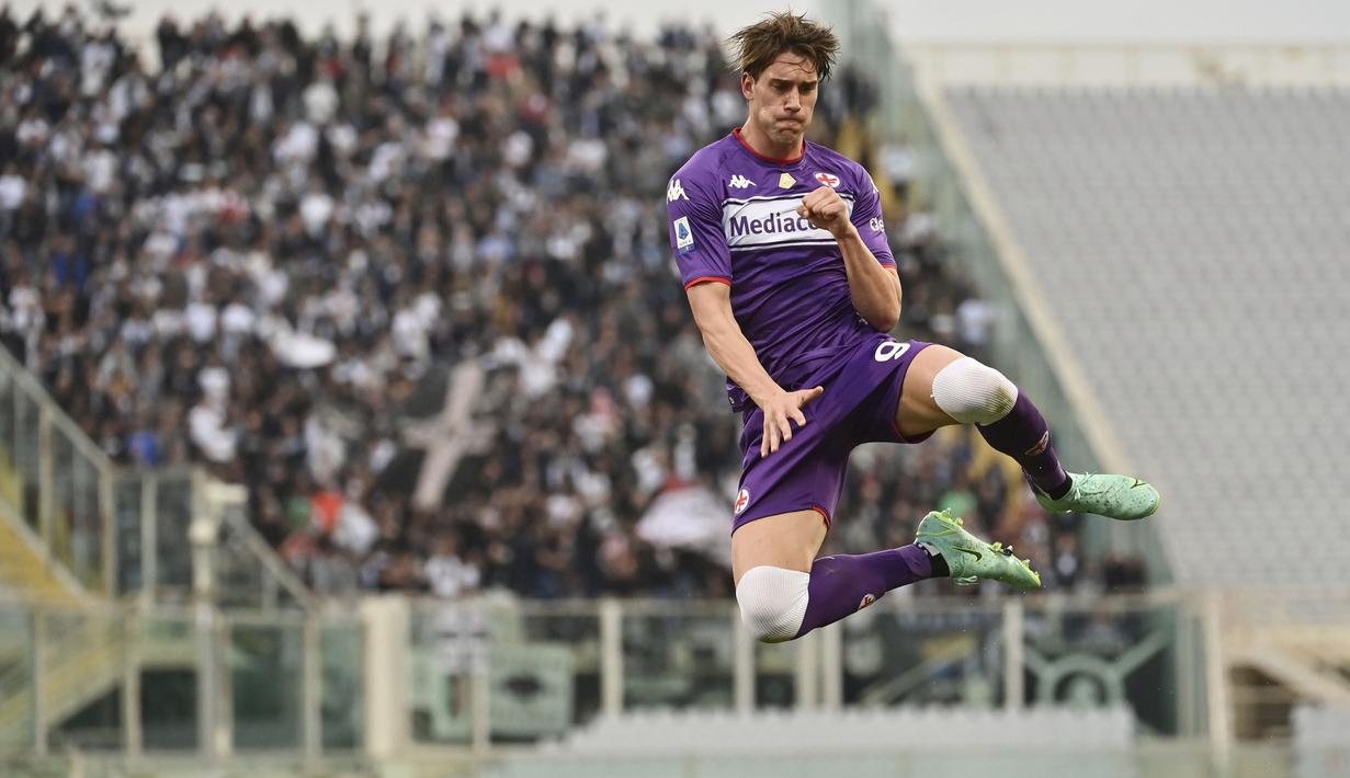 Pemain lain yang tak kalah subur adalah Dusan Vlahovic. Hattrick-nya ke gawang Spezia, membuat dirinya juga mengoleksi 8 gol hingga pekan ke-11 Liga Italia musim ini. Selain itu, Vlahovic juga sukses memecehkan rekor gol Gabreil Bautista di Fiorentina. (La Presse via AP/Massimo Paolone)
