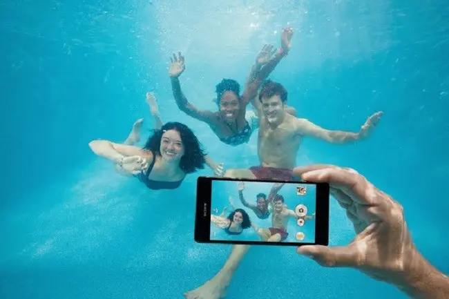 Handphone yang tahan air disebut menjadi idola baru generasi milenial. (via. Greenbot)