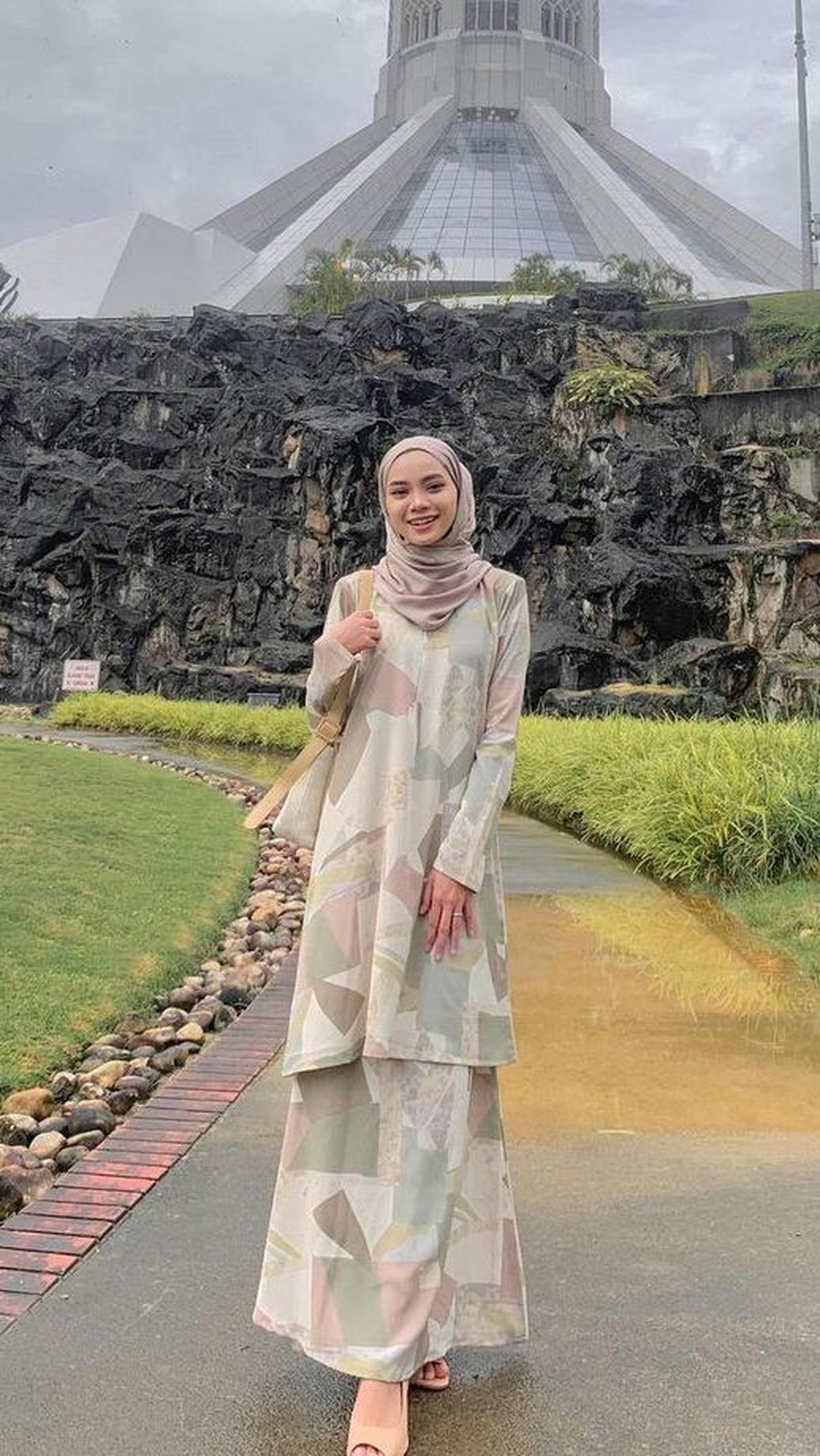 <b>Baju Kurung Berbahan Kain Batik&nbsp;</b>