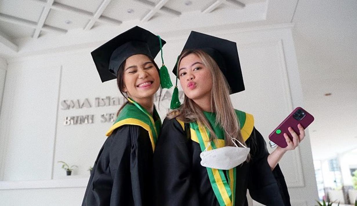Resmi lulus dari bangku SMA, kebahagiaan terpancar jelas di wajah Azizah Salsha. Pakai toga dan juga wisuda tentuna jadi kebanggaan tersendiri. Setelah menikah dengan Arhan, netizen banyak yang bubuhkan komentar di unggahan wisuda Azizah. Pasalnya beberapa minggu sebelum menikah, sahabat menyebut jika Azizah fitting baju untuk wisuda, namun ternyata Azizah sudah lulus SMA sejak 2021. (Liputan6.com/IG/@azizahsalsha_)
