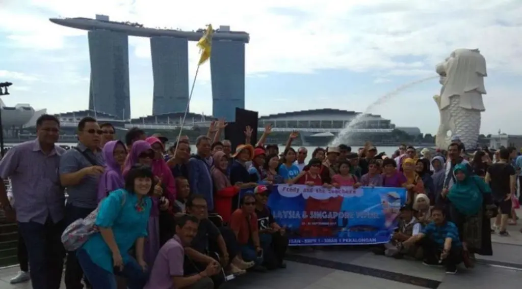 5 Fakta Fredy Candra, Pria yang Ajak Semua Gurunya ke Singapura. (Foto: Radarpekalongan.com)