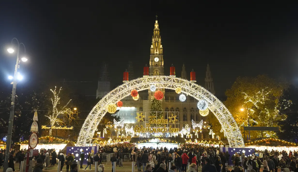 Orang-orang memadati pasar Natal di Wina, Austria, Minggu (21/11/2021). Penguncian dilakukan akibat terjadi kematian rata-rata harian meningkat tiga kali lipat dalam beberapa pekan terakhir. (AP Photo/Vadim Ghirda)
