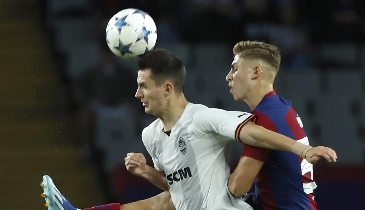Pemain Barcelona, Fermin Lopez, duel udara dengan pemain Shakhtar Donetsk, Dmytro Kryskiv, pada laga Liga Champions, di Stadion Olimpic Lluis Companys, Rabu (25/10/2023). (AP Photo/Joan Monfort)