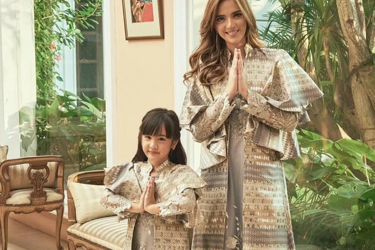 [Bintang] Jadi Panutan Saat Lebaran, Intip Potret Kompaknya Gaya Nia Ramadhani dan Mikhayla yang Memesona