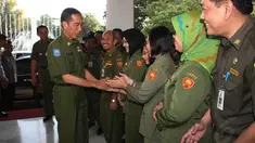 Gubernur DKI Jakarta Joko Widodo dan wakilnya Basuki Tjahaja Purnama menggelar halal bihalal di Balai Kota, Senin (4/8/14). (Liputan6.com/Herman Zakharia)