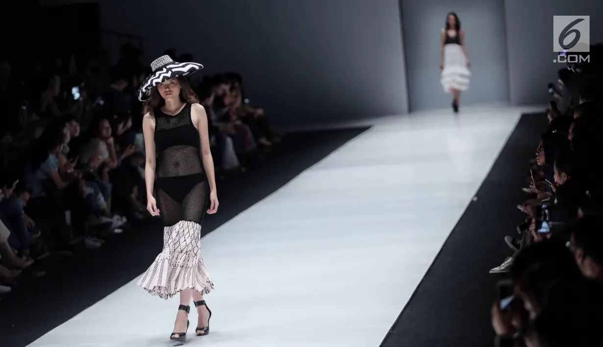 Seorang model berjalan di catwalk memperagakan busana rancangan Derek Lawlor pada ajang Jakarta Fashion Week 2018 di Senayan City, Jumat (27/10). Melalui Derek Lawlor, British Council membawakan inspirasi dari negeri monarki. (Liputan6.com/Faizal Fanani)