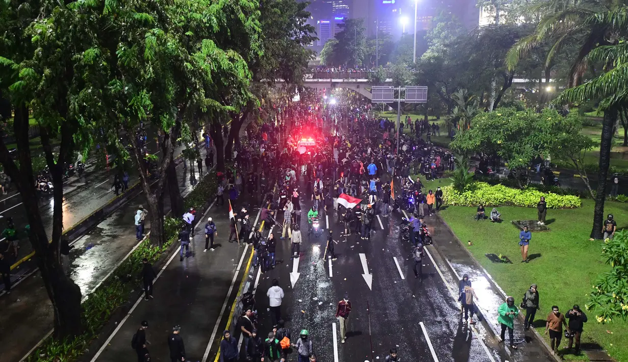 Massa aksi yang berunjuk rasa di depan Markas Polda Metro Jaya, Jakarta, berangsur membubarkan diri bersamaan dengan hujan deras di kawasan itu pada Jumat (29/8/2025) malam. (merdeka.com/Arie Basuki)