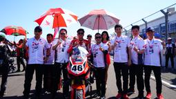 Pembalap Astra Honda Racing Team (AHRT), Herjun Atna Firdaus berfoto bersama Tim AHRT sebelum dimulainya balapan Race 1 kelas Asia Production 250 (AP250) pada ajang Asia Road Racing Championship (ARRC) 2023 di Sirkuit Mandalika, Lombok, Sabtu (12/8/2023). (Dok. AHRT)