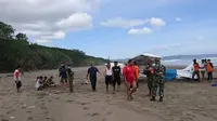 Pesawat latih milik Akademi Penerbangan Indonesia (API) Banyuwangi, mendarat darurat di Pantai Ngagelan Kawasn Taman Nasional Alas Purwo (Istimewa)