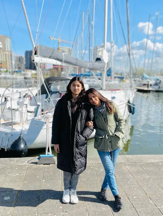 <p>Seperti belum lama ini, tepatnya 1 Oktober, pemeran Esti dalam film Lampor: Keranda Terbang itu membagikan potret bersama putrinya. Seperti potret pertama (Nova mengenakan atasan putih, sedangkan putrinya kaos hitam) [Instagram/novaelizatime]</p>