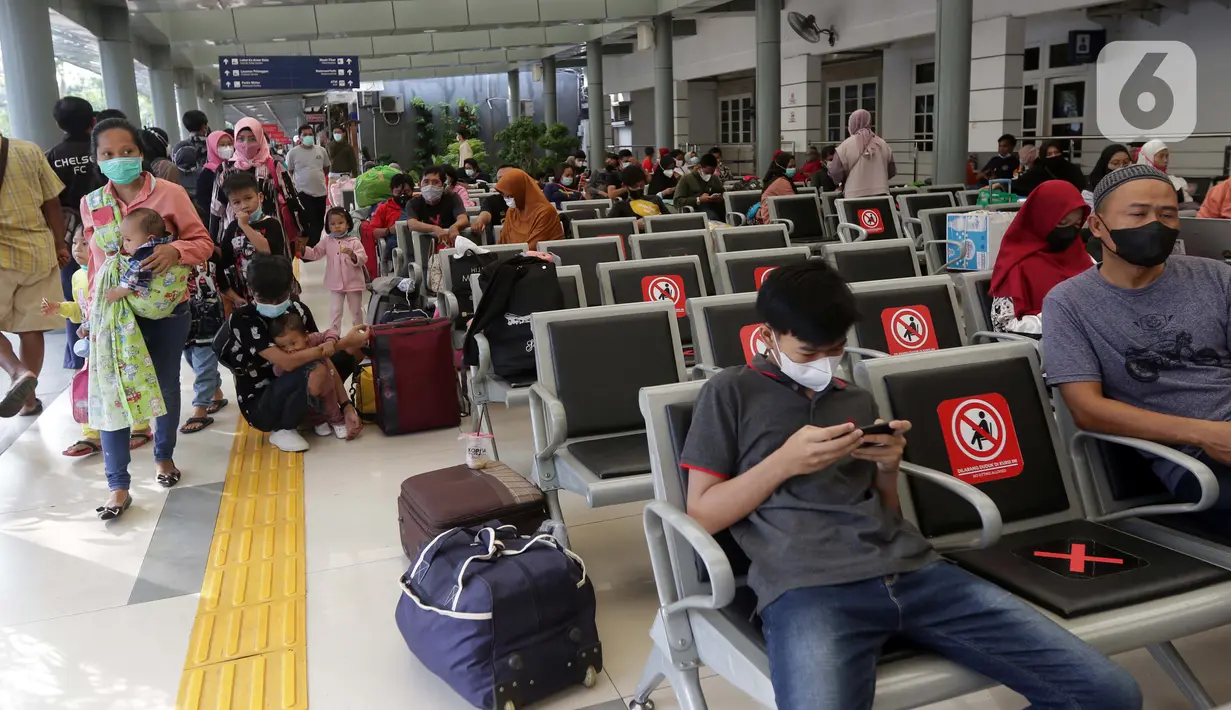 Calon penumpang KA Jarak Jauh menanti waktu keberangkatan di Stasiun Pasar Senen, Jakarta, Selasa (18/5/2021). Seiring berakhirnya masa pelarangan mudik Lebaran 2021, Stasiun Pasar Senen kembali beroperasi melayani keberangkatan dan kedatangan penumpang. (Liputan6.com/Helmi Fithriansyah)
