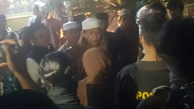 Bahar bin Smith dijemput petugas untuk dibawa ke Lapas Gunung Sindur, Selasa (19/5/2020)