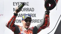 Pembalap Ducati Jorge Lorenzo berselebrasi usai memenangkan balapan MotoGP Austria di Red Bull Ring, Minggu (12/8/2018). (AP Photo/Kerstin Joensson)