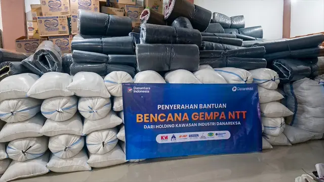 Danareksa menyalurkan bantuan untuk korban gempa NTT, mulai dari beras hingga perlengkapan kebersihan. (Dok Danareksa)