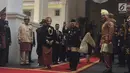 Wakil Presiden terpilih Ma'ruf Amin menyapa awak media jelang upacara HUT ke-74 RI di Istana Negara, Sabtu (17/8/2019). Ma'ruf Amin datang bersama sang istri Wury Estu Handayani. (Liputan6.com/Lizsa)