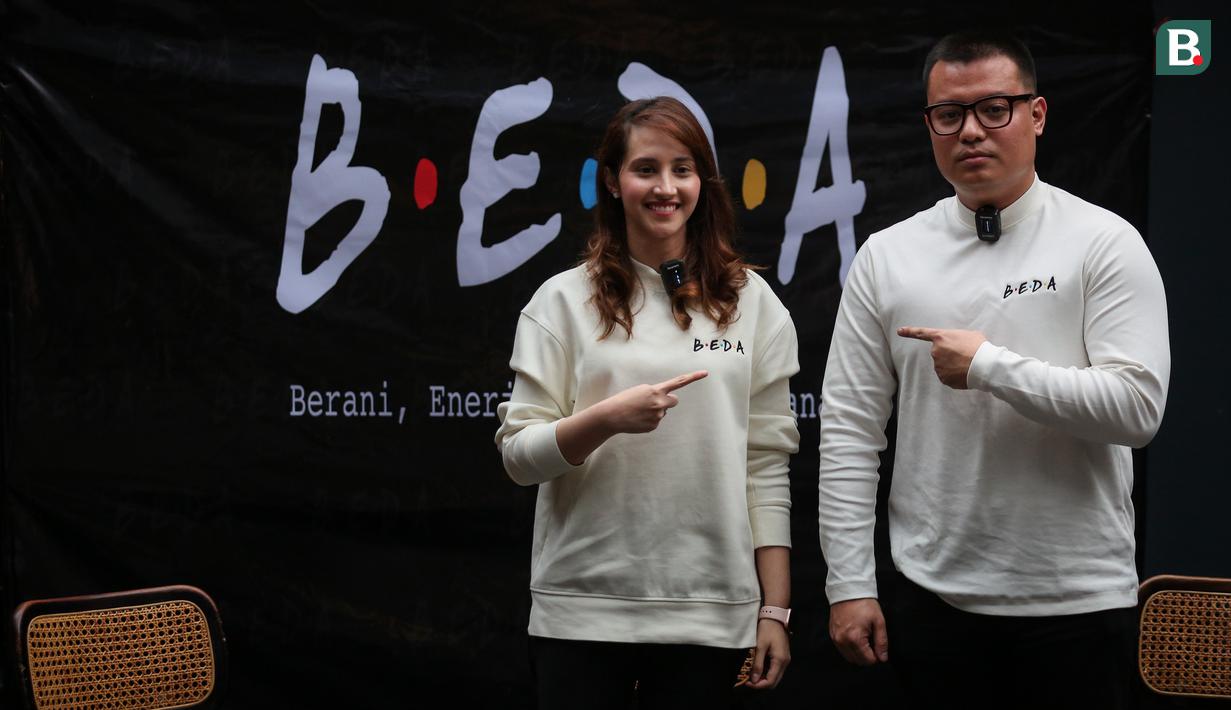 <p>Co-Chair B.E.D.A, Pangeran Siahaan (kanan) dan Tsamara Amany berpose di depan wartawan saat deklarasi dukungan B.E.D.A kepada pencalonan Erick Thohir sebagai Ketua Umum PSSI yang berlangsung di GIOI Menteng, Jakarta, Rabu (18/1/2023). (Bola.com/Bagaskara Lazuardi)</p>