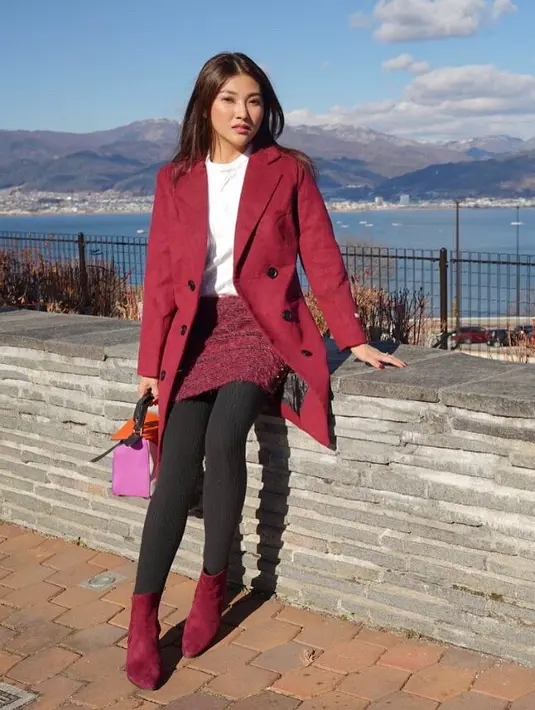 Kalau yang satu ini Sarwendah stylish banget dengan mini skirt merah, kaos putih dan stoking abu-abu. Terlebih ia memakai blazer panjang yang warnanya senada dengan bootsnya. (Instagram/Sarwendah29)