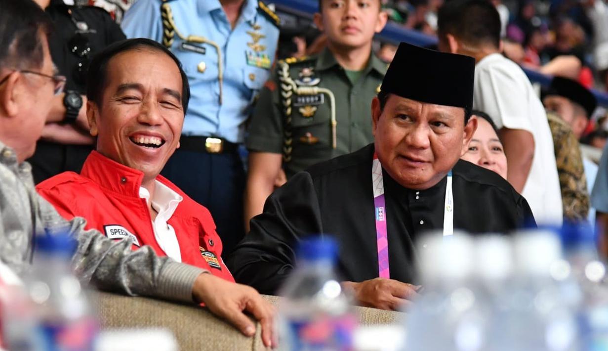 Presiden Joko Widodo dan Ketua Umum Pengurus Besar Ikatan Pencak Silat Indonesia (IPSI) Prabowo Subianto berbincang dengan Wakil Presiden Jusuf Kalla saat menyaksikan pencak silat Asian Games 2018, Jakarta, Rabu (29/8). (Liputan6.com/HO/Biro Pers Setpres)