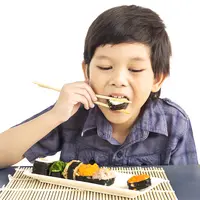 child eat fish/copyright freepik/jcomp