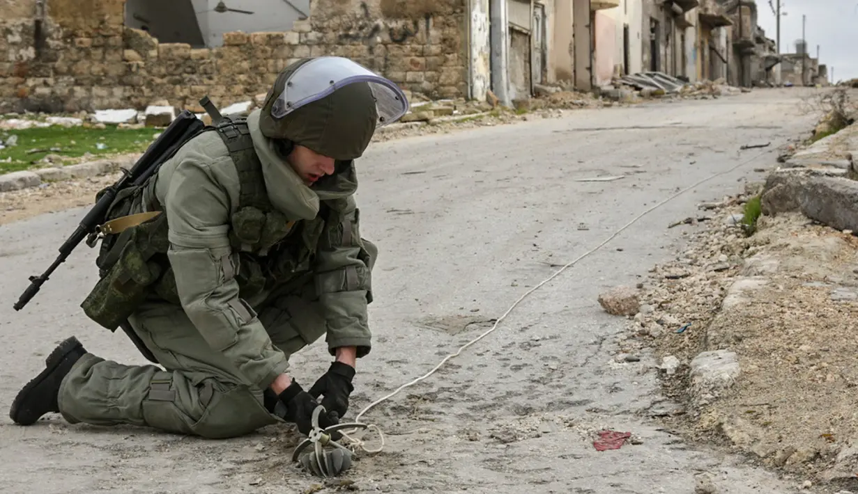 Seorang tentara Rusia saat melakukan patroli dalam operasi APCs di Aleppo, Suriah. (Russian Defense Ministry Press Service photo via AP)
