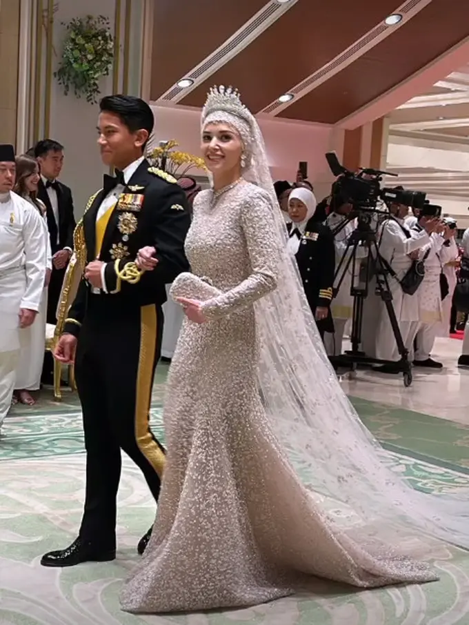 Detail Gaun Anisha Rosnah yang Glamor Maksimal Bertabur Berlian di Majlis Persantapan Diraja, Kontras dengan Makeup Minimalis