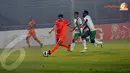 Penyerang Timnas Belanda (Robbin van Persie) mendapat pengawalan ketat dari beberapa pemain belakang Indonesia dalam laga yang digelar di Stadion GBK pada Jumat 7 Juni 2013 (Liputan6.com/Helmi Fithriansyah)