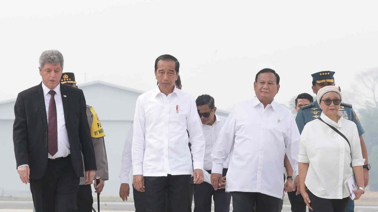 Presiden Joko Widodo atau Jokowi resmi melepas pengiriman bantuan kemanusiaan untuk rakyat Palestina di Jalur Gaza, di Lanud Halim Perdanakusuma, Jakarta, Sabtu (4/11/2023). Total bantuan yang dikirimkan adalah 51,5 ton.