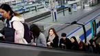 Sejumlah warga menggunakan eskalator di sebuah stasiun kereta api di Seoul, Korea Selatan, (19/2). (AFP Photo/David Gannon)