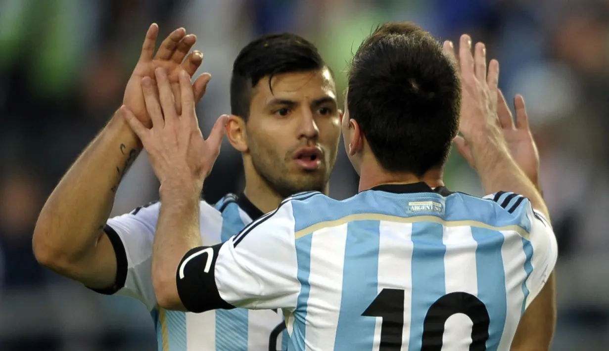 Sergio Aguero ikut menjadi partner bagi Messi di tiga edisi Piala Dunia yakni 2010,2014, dan 2018. Namun Aguero kerap duduk dibangku cadangan dan menjadi pemain pelapis. Dalam 12 laga yang dilakoni bersama La Pulga, Aguero turut berkontribusi dengan membukukan dua gol dan satu assist. (AFP/Alejandro Pagni)