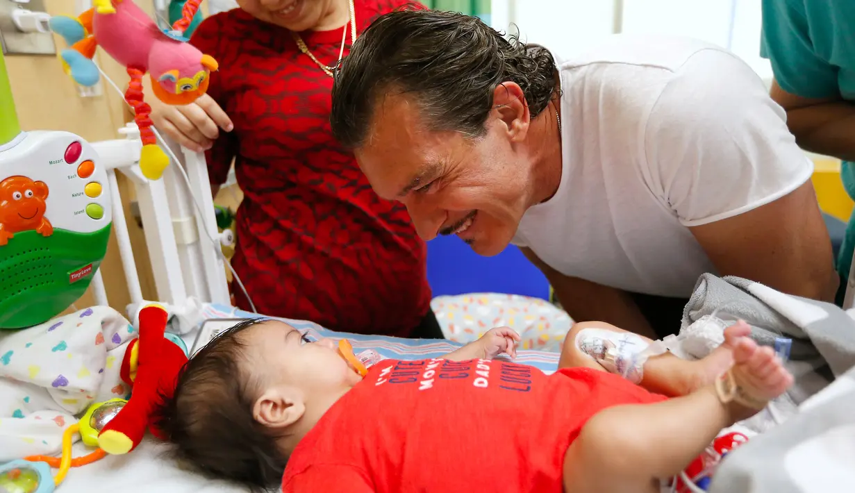 Aktor Antonio Banderas menyapa pasien anak di Rumah Sakit Anak-anak Nicklaus di Miami, Florida, AS, Selasa (30/5). Antonio kini aktif di Fundación Lágrimas y Favores, sebuah organisasi yang bergerak di bidang sosial. (AP/David Santiago / El Nuevo Herald)