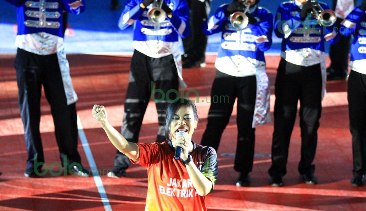 Penyanyi Kikan menghibur penonton pada Pembukaan Proliga 2016 putaran pertama yang berlangsung meriah di GOR Ken Arok, Malang, Jumat (19/2/2016). (Bola.com/Nicklas Hanoatubun)