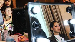 Model saat di make up sebelum pagelaran busana tahunan karya desainer Fetty Rusli di Hotel Mulia Senayan Jumat (26/02). Sebanyak 50 gaun koleksi diperagakan bertepatan dengan ulang tahun Fetty Rusli. (Liputan6.com/Fery Pradolo)