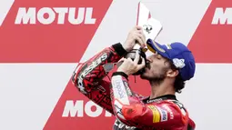 Membalap sebagai pole position, Francesco 'Pecco' Bagnaia mampu mencatatkan waktu 40 menit 25,205 detik di MotoGP Belanda, Minggu (26/6/2022). (AP/Peter Dejong)