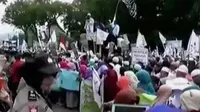 Ribuan umat Islam berunjuk rasa di depan Mapoleresta Padang.