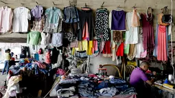 Pakaian bekas diperdagangkan saat krisis melanda Venezuela di Caracas, Rabu (20/3). (AP Photo/Natacha Pisarenko)