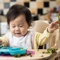 Melempar makanan./Copyright shutterstock.com/g/Mimage