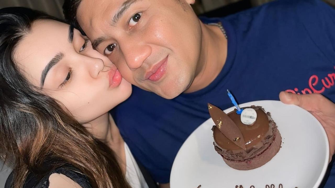 Memberikan Sebuah Kue Untuk Sang Suami